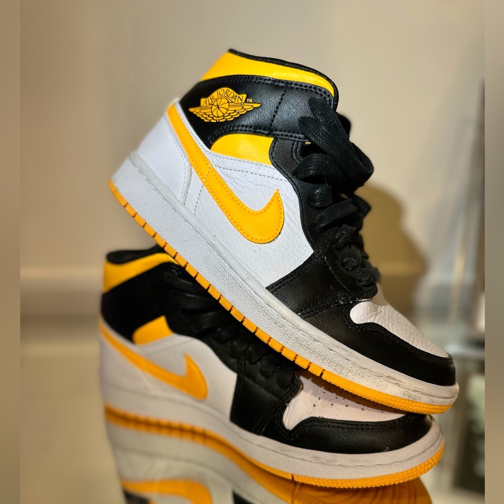 NIKE WOMENS Air Jordan 1 MID SE WHITE/LASER ORANGE-BLACK size 7.5.